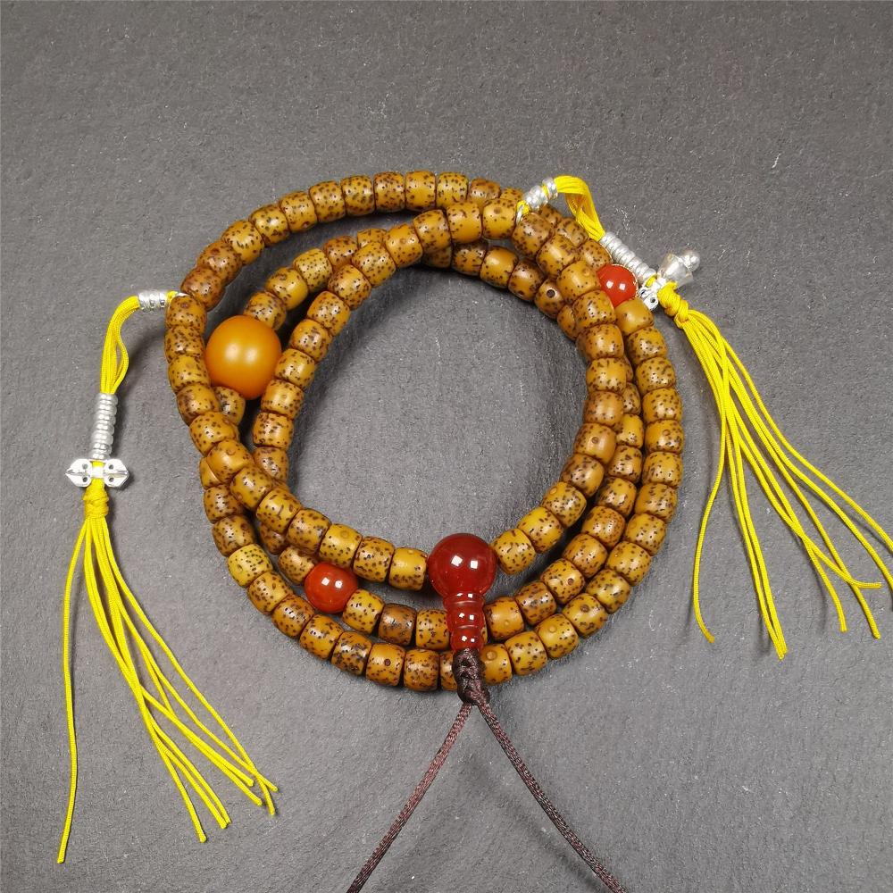 This old lotus seed mala was handmade from tibetan crafts man in Baiyu County,about 20 years old. It's composed of 108 lotus seed beads,then add some agate beads,1 pair of silver bead counters,and agate guru bead on it.