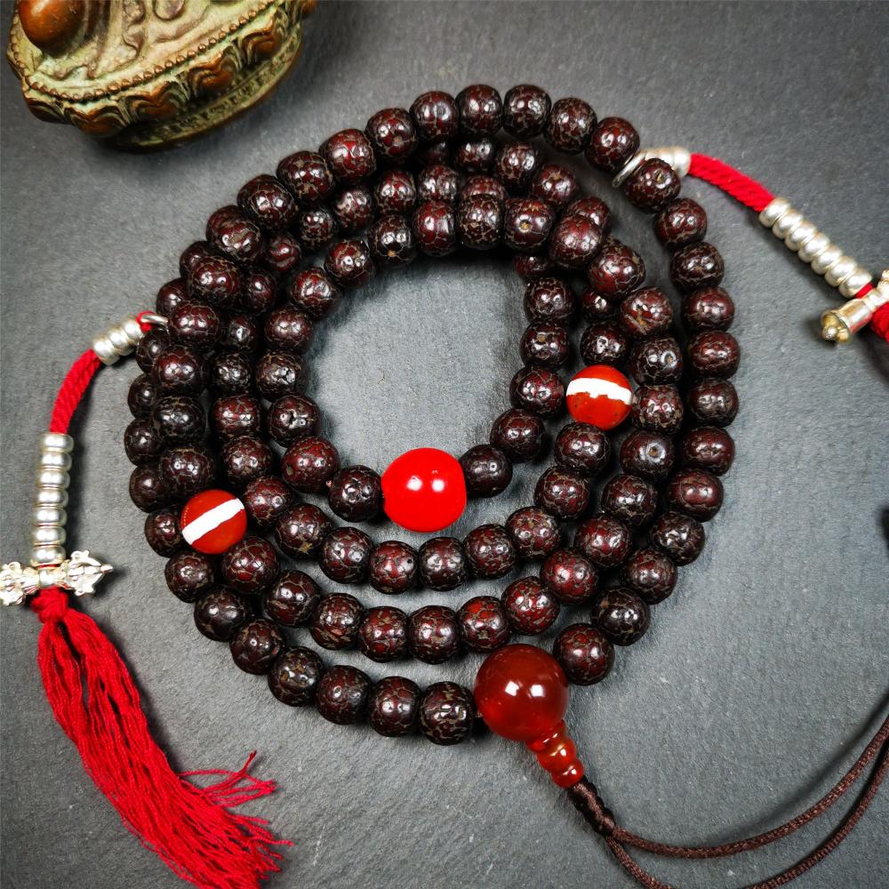 This mala is made by Tibetan craftsmen and come from Hepo Town, Baiyu County,Tibet, the birthplace of the famous Tibetan handicrafts. It's composed of 108 pcs 8mm lotus seed beads,with agate beads,and silver bead counters.