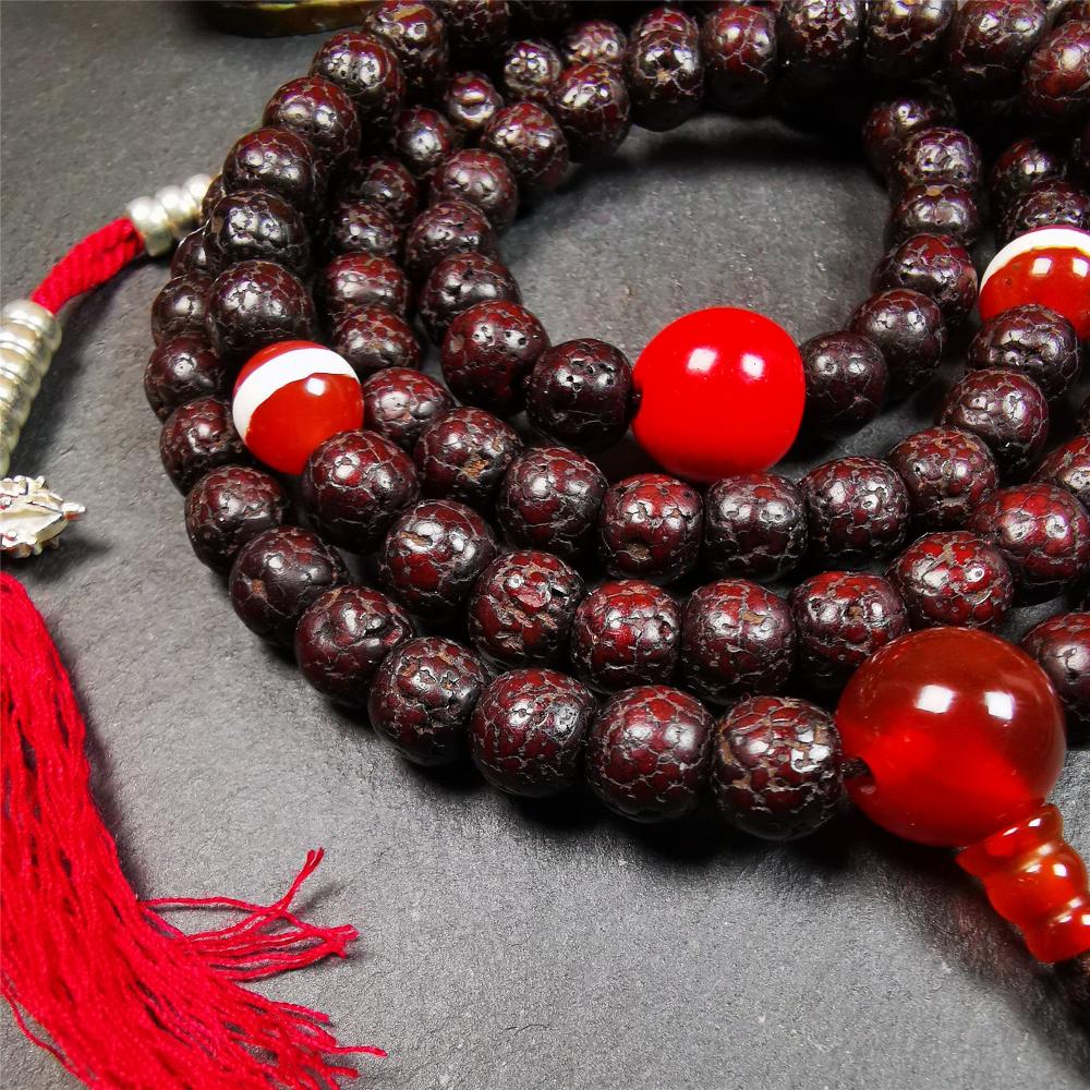 This mala is made by Tibetan craftsmen and come from Hepo Town, Baiyu County,Tibet, the birthplace of the famous Tibetan handicrafts. It's composed of 108 pcs 8mm lotus seed beads,with agate beads,and silver bead counters.