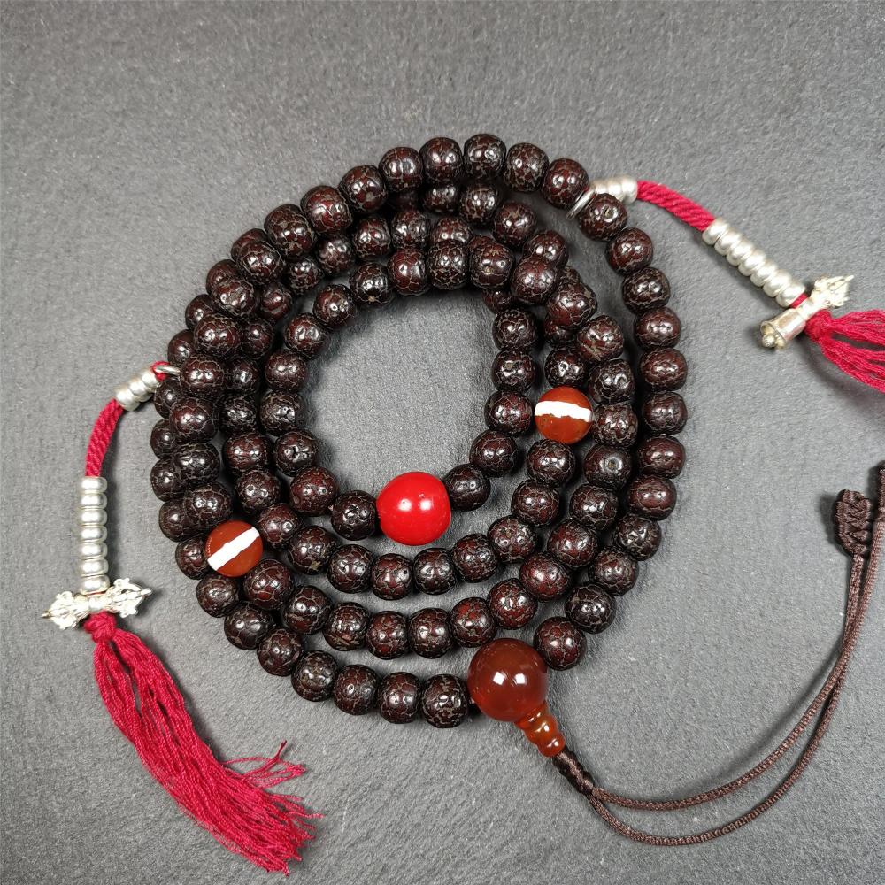 This mala is made by Tibetan craftsmen and come from Hepo Town, Baiyu County,Tibet, the birthplace of the famous Tibetan handicrafts. It's composed of 108 pcs 8mm lotus seed beads,with agate beads,and silver bead counters.