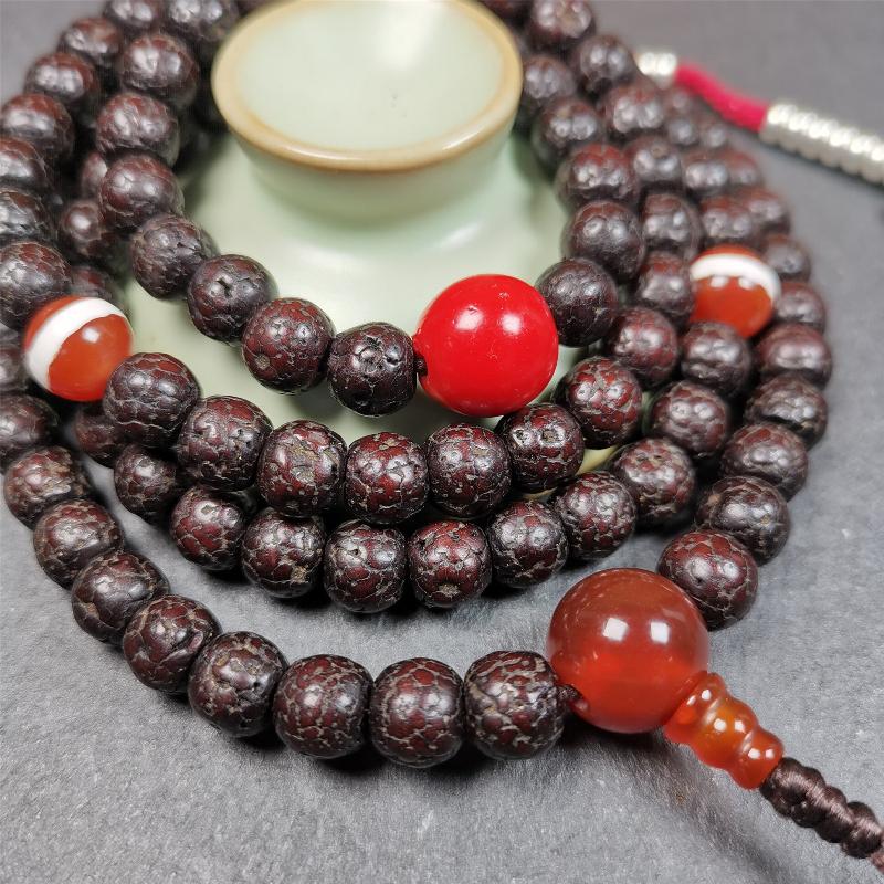 This mala is made by Tibetan craftsmen and come from Hepo Town, Baiyu County,Tibet, the birthplace of the famous Tibetan handicrafts. It's composed of 108 pcs 8mm lotus seed beads,with agate beads,and silver bead counters.