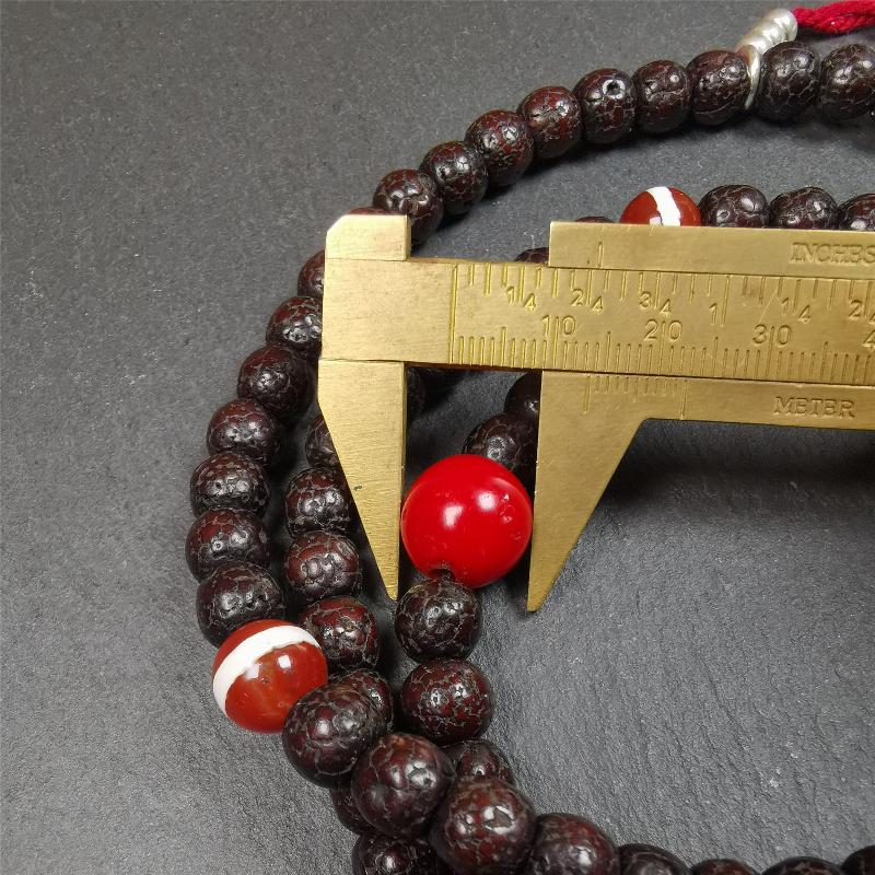 This mala is made by Tibetan craftsmen and come from Hepo Town, Baiyu County,Tibet, the birthplace of the famous Tibetan handicrafts. It's composed of 108 pcs 8mm lotus seed beads,with agate beads,and silver bead counters.