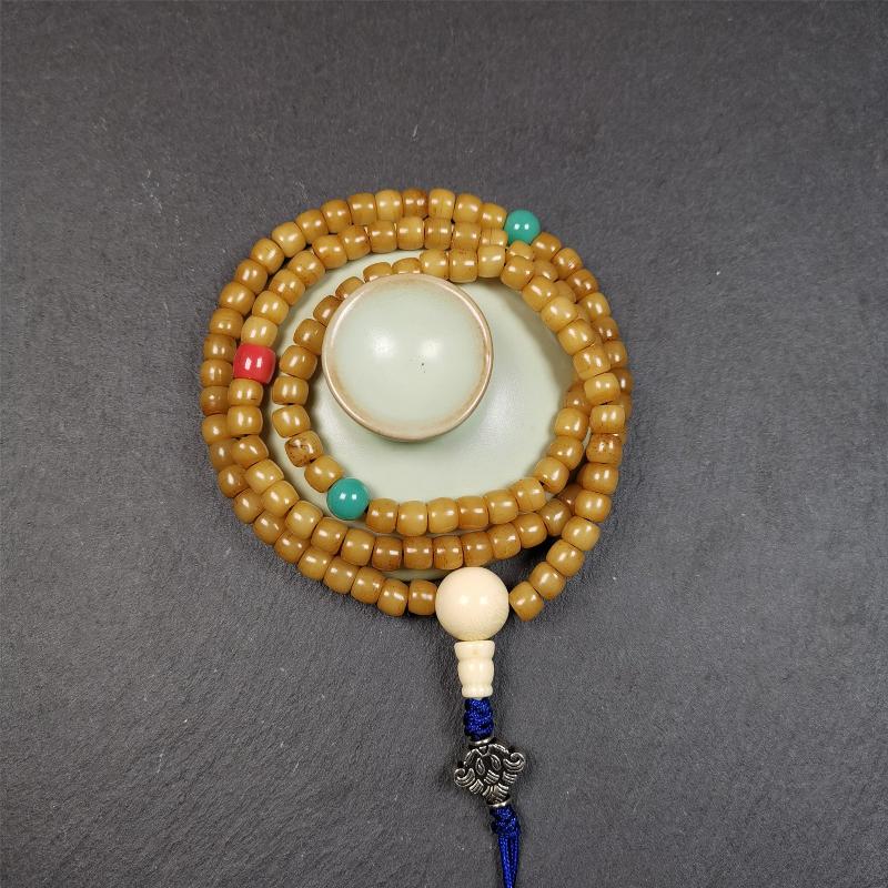 This yak bone mala was handmade from tibetan crafts man in Baiyu County. It's composed of 108 pcs 7mm bone beads,with agate and turquoise beads,guru bead,and mani jewel pendant.