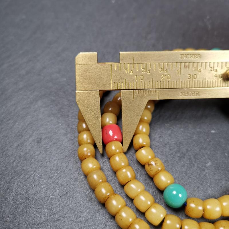 This yak bone mala was handmade from tibetan crafts man in Baiyu County. It's composed of 108 pcs 7mm bone beads,with agate and turquoise beads,guru bead,and mani jewel pendant.