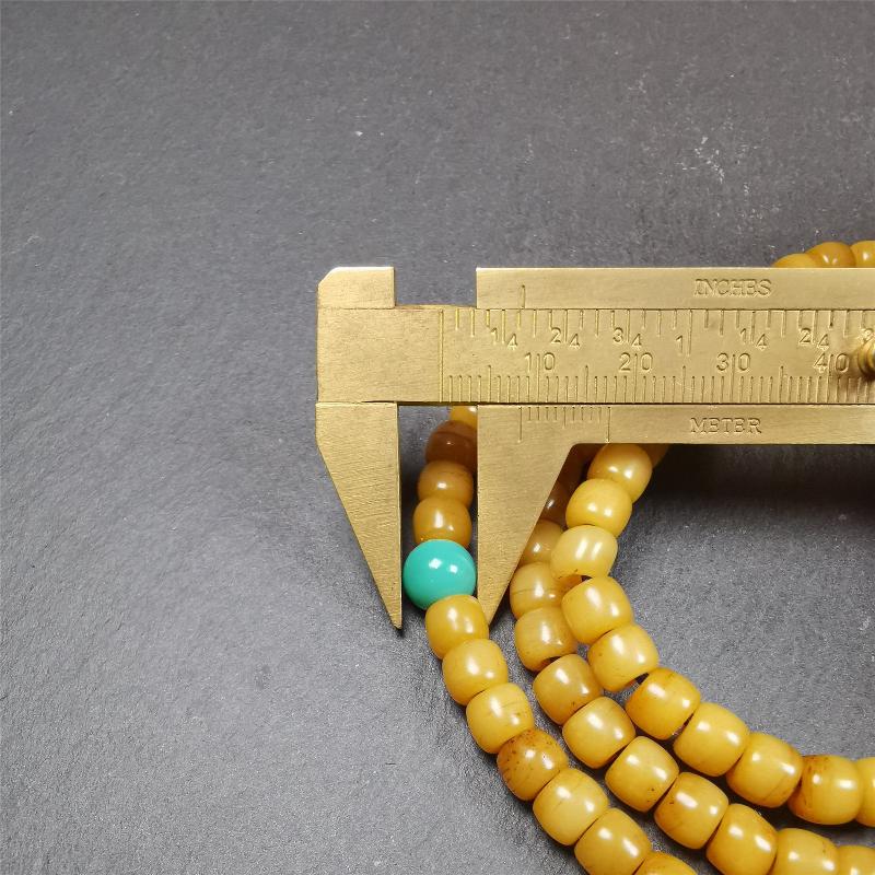 This yak bone mala was handmade from tibetan crafts man in Baiyu County. It's composed of 108 pcs 7mm bone beads,with agate and turquoise beads,guru bead,and mani jewel pendant.