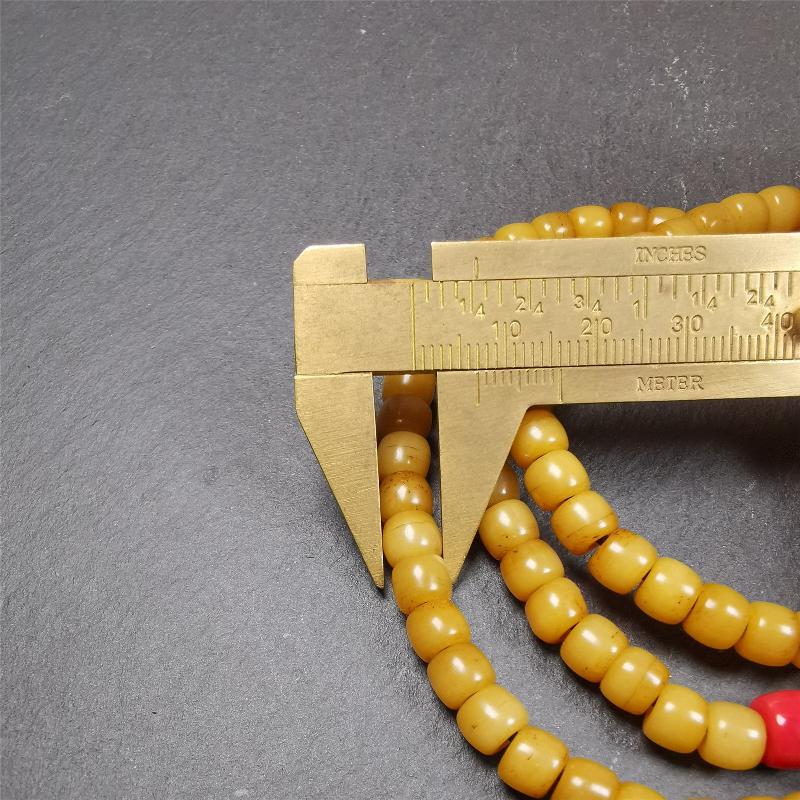 This yak bone mala was handmade from tibetan crafts man in Baiyu County. It's composed of 108 pcs 7mm bone beads,with agate and turquoise beads,guru bead,and mani jewel pendant.
