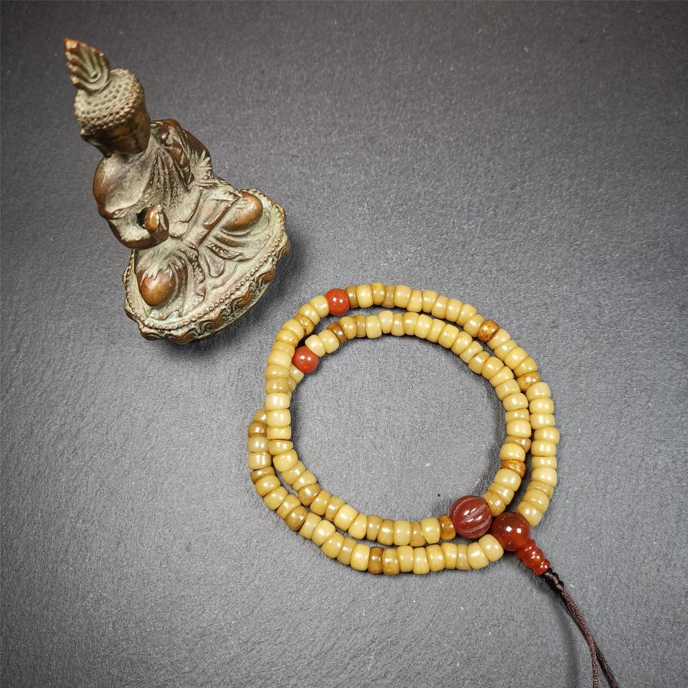 This yak bone mala was handmade from tibetan crafts man in Baiyu County,about 30 years old. It's composed of 108 pcs bevel cut 7mm bone beads,with agate beads,guru bead.