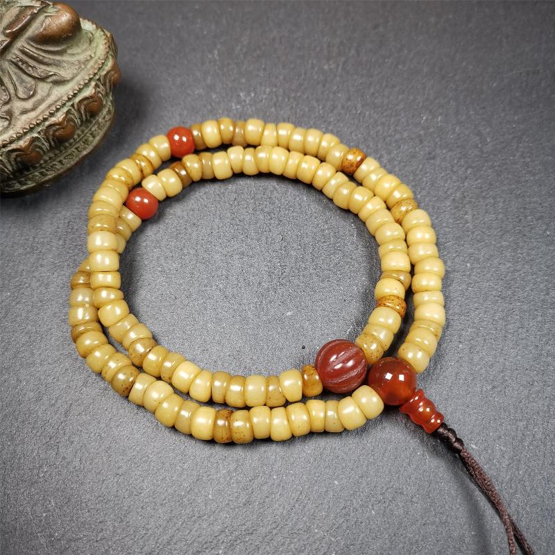 This yak bone mala was handmade from tibetan crafts man in Baiyu County,about 30 years old. It's composed of 108 pcs bevel cut 7mm bone beads,with agate beads,guru bead.