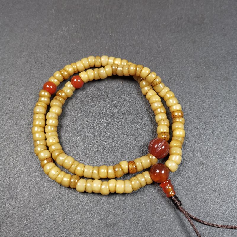 This yak bone mala was handmade from tibetan crafts man in Baiyu County,about 30 years old. It's composed of 108 pcs bevel cut 7mm bone beads,with agate beads,guru bead.