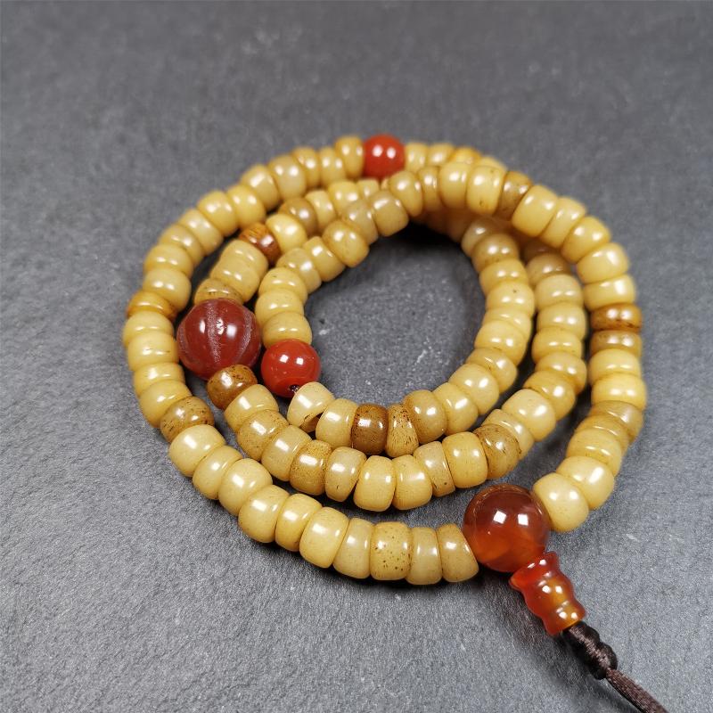 This yak bone mala was handmade from tibetan crafts man in Baiyu County,about 30 years old. It's composed of 108 pcs bevel cut 7mm bone beads,with agate beads,guru bead.