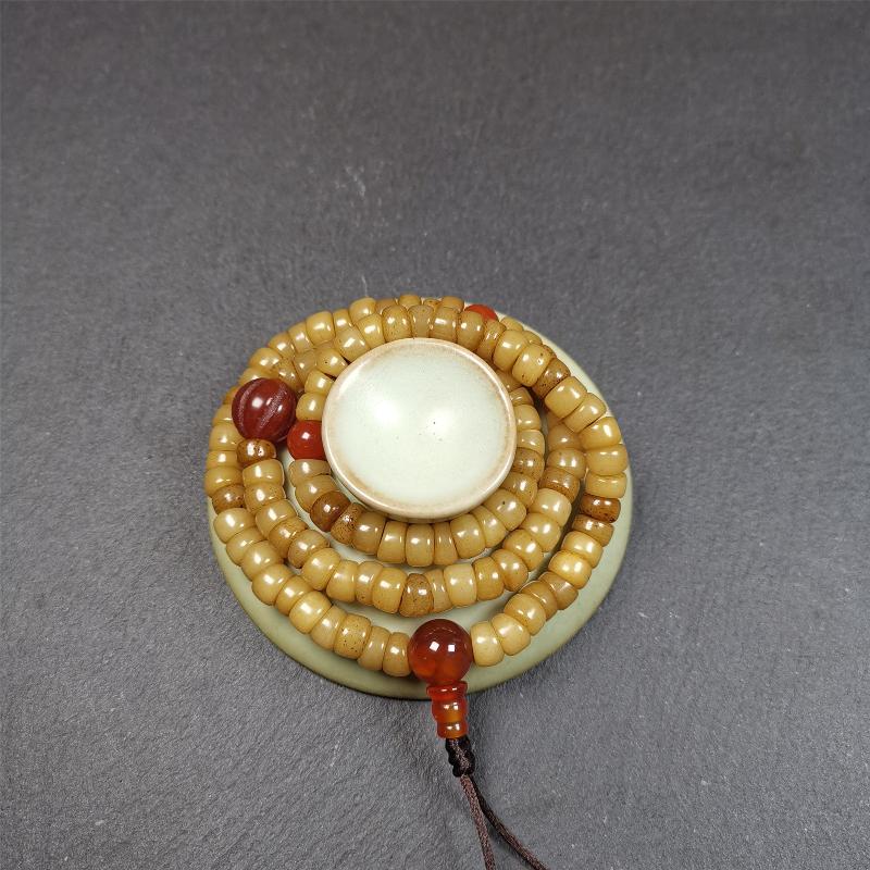 This yak bone mala was handmade from tibetan crafts man in Baiyu County,about 30 years old. It's composed of 108 pcs bevel cut 7mm bone beads,with agate beads,guru bead.