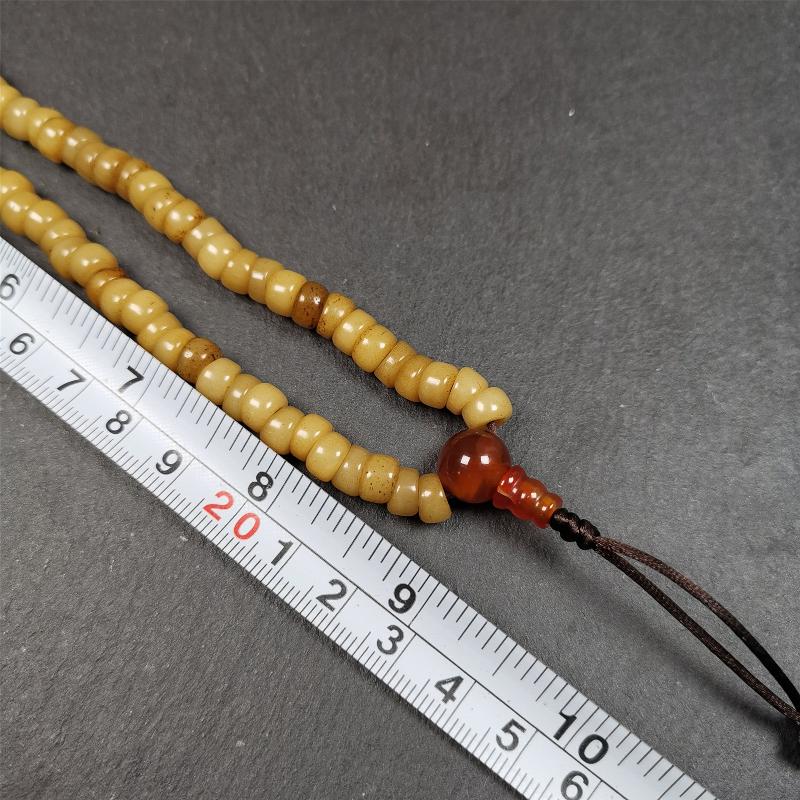 This yak bone mala was handmade from tibetan crafts man in Baiyu County,about 30 years old. It's composed of 108 pcs bevel cut 7mm bone beads,with agate beads,guru bead.