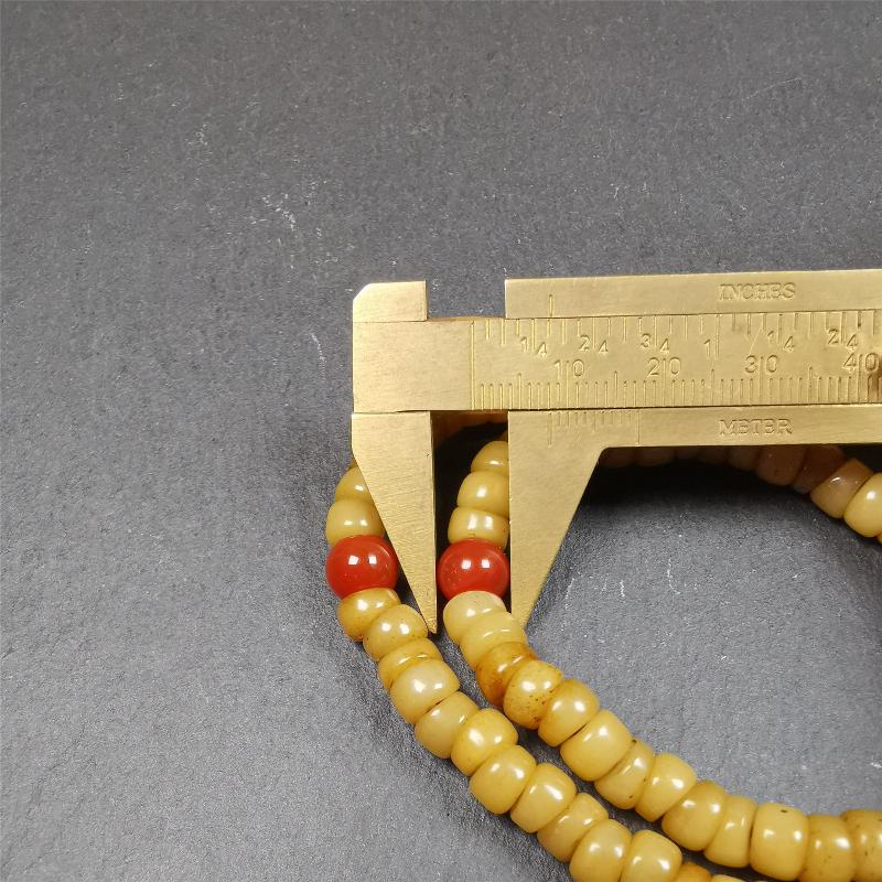 This yak bone mala was handmade from tibetan crafts man in Baiyu County,about 30 years old. It's composed of 108 pcs bevel cut 7mm bone beads,with agate beads,guru bead.