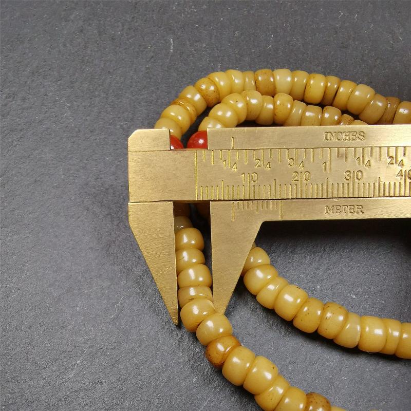 This yak bone mala was handmade from tibetan crafts man in Baiyu County,about 30 years old. It's composed of 108 pcs bevel cut 7mm bone beads,with agate beads,guru bead.