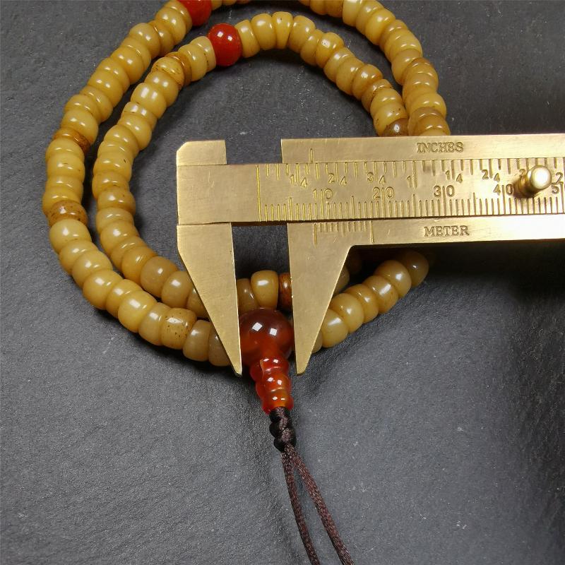 This yak bone mala was handmade from tibetan crafts man in Baiyu County,about 30 years old. It's composed of 108 pcs bevel cut 7mm bone beads,with agate beads,guru bead.