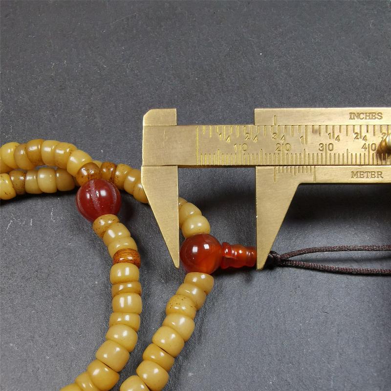 This yak bone mala was handmade from tibetan crafts man in Baiyu County,about 30 years old. It's composed of 108 pcs bevel cut 7mm bone beads,with agate beads,guru bead.