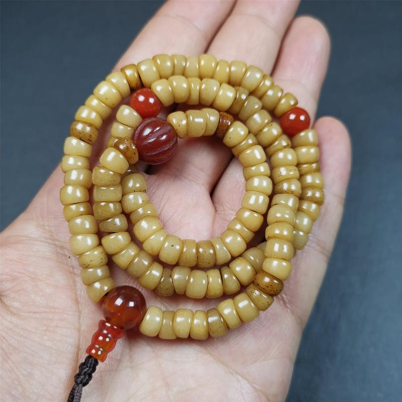 This yak bone mala was handmade from tibetan crafts man in Baiyu County,about 30 years old. It's composed of 108 pcs bevel cut 7mm bone beads,with agate beads,guru bead.