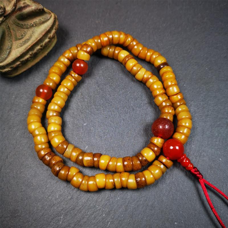 This yak bone mala was handmade from tibetan crafts man in Baiyu County,about 30 years old. It's composed of 108 pcs bevel cut 8mm yak bone beads,with agate beads,guru bead.