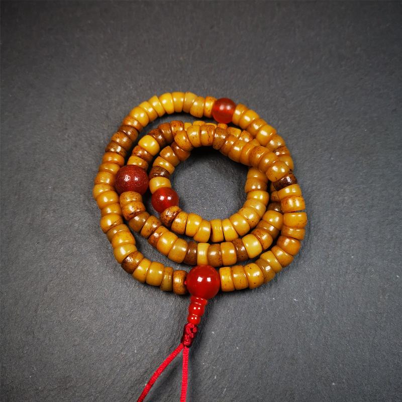 This yak bone mala was handmade from tibetan crafts man in Baiyu County,about 30 years old. It's composed of 108 pcs bevel cut 8mm yak bone beads,with agate beads,guru bead.