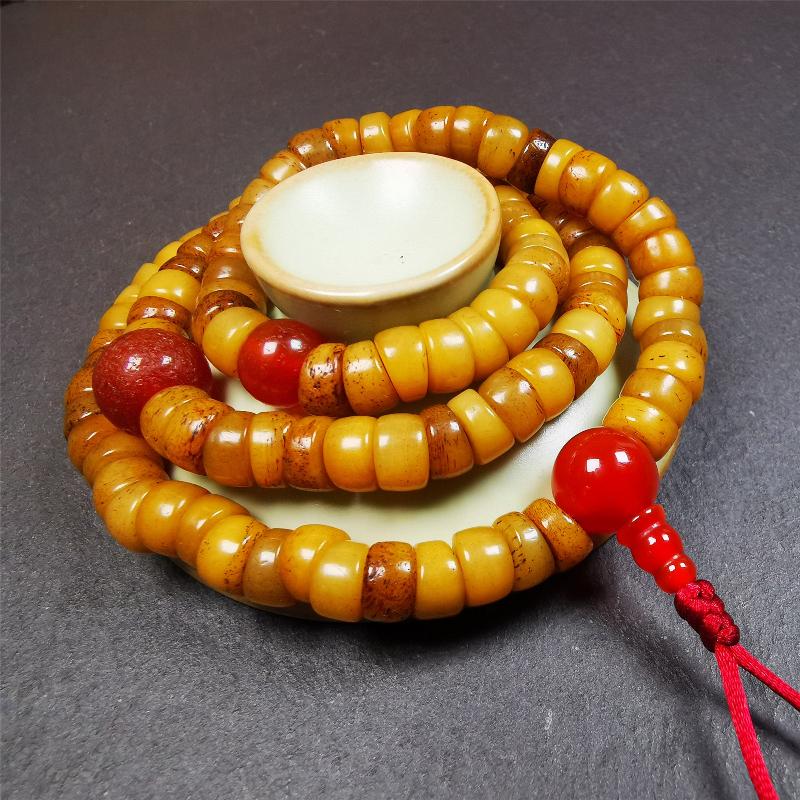 This yak bone mala was handmade from tibetan crafts man in Baiyu County,about 30 years old. It's composed of 108 pcs bevel cut 8mm yak bone beads,with agate beads,guru bead.