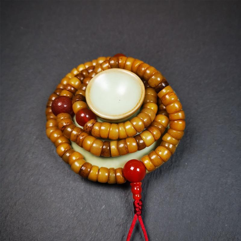 This yak bone mala was handmade from tibetan crafts man in Baiyu County,about 30 years old. It's composed of 108 pcs bevel cut 8mm yak bone beads,with agate beads,guru bead.