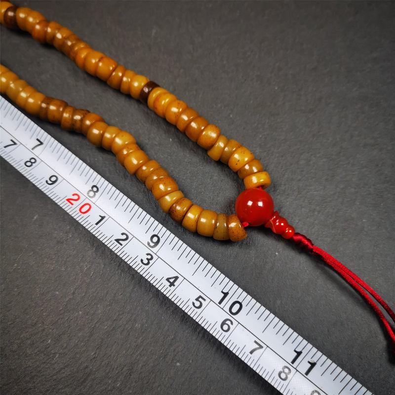 This yak bone mala was handmade from tibetan crafts man in Baiyu County,about 30 years old. It's composed of 108 pcs bevel cut 8mm yak bone beads,with agate beads,guru bead.