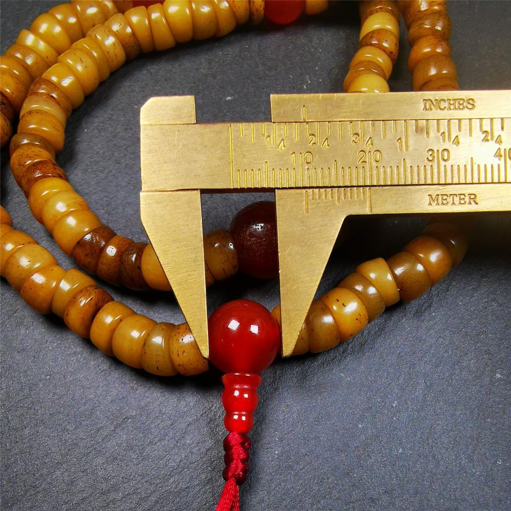 This yak bone mala was handmade from tibetan crafts man in Baiyu County,about 30 years old. It's composed of 108 pcs bevel cut 8mm yak bone beads,with agate beads,guru bead.