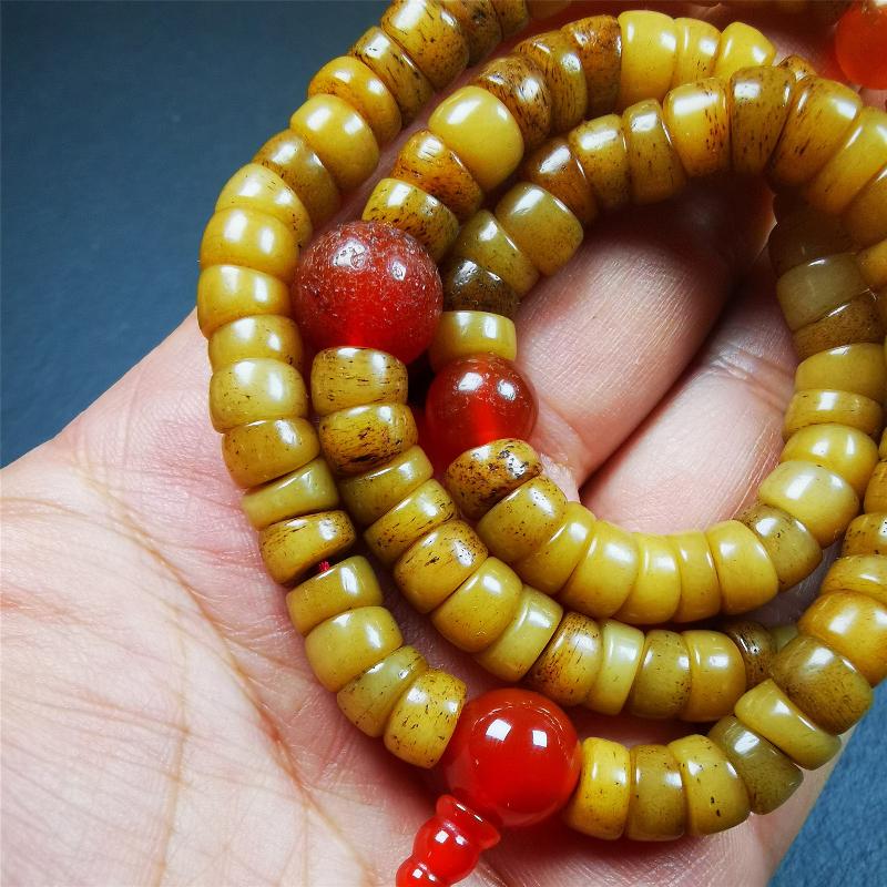 This yak bone mala was handmade from tibetan crafts man in Baiyu County,about 30 years old. It's composed of 108 pcs bevel cut 8mm yak bone beads,with agate beads,guru bead.