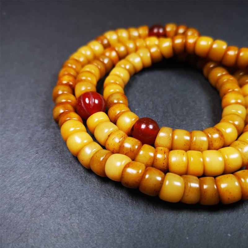 This yak bone mala was handmade from tibetan crafts man in Baiyu County,about 30 years old. It's composed of 108 pcs bevel cut 9mm bone beads,with agate beads,guru bead.