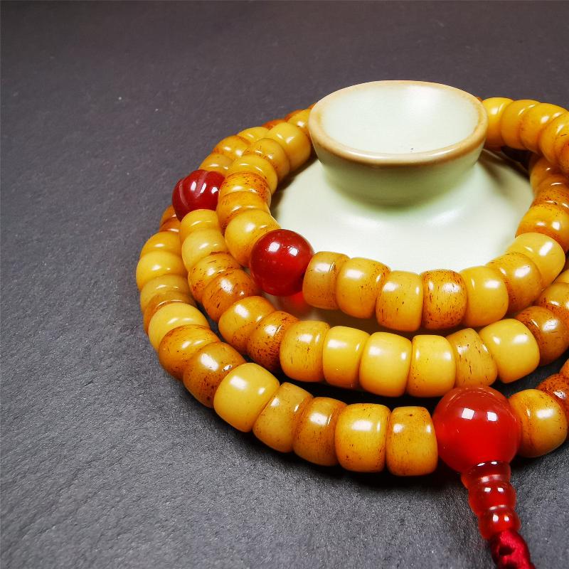 This yak bone mala was handmade from tibetan crafts man in Baiyu County,about 30 years old. It's composed of 108 pcs bevel cut 9mm bone beads,with agate beads,guru bead.
