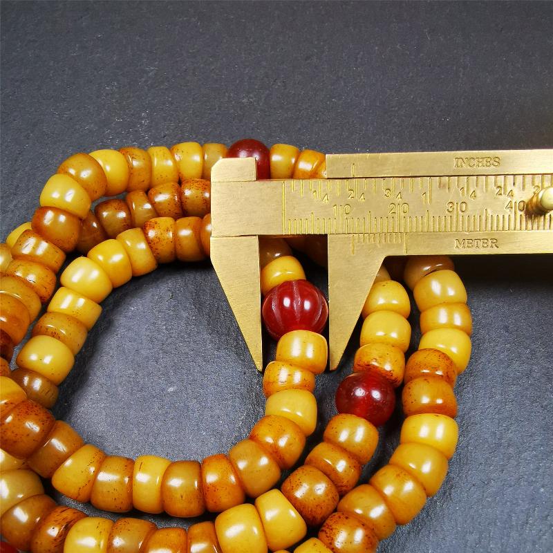 This yak bone mala was handmade from tibetan crafts man in Baiyu County,about 30 years old. It's composed of 108 pcs bevel cut 9mm bone beads,with agate beads,guru bead.