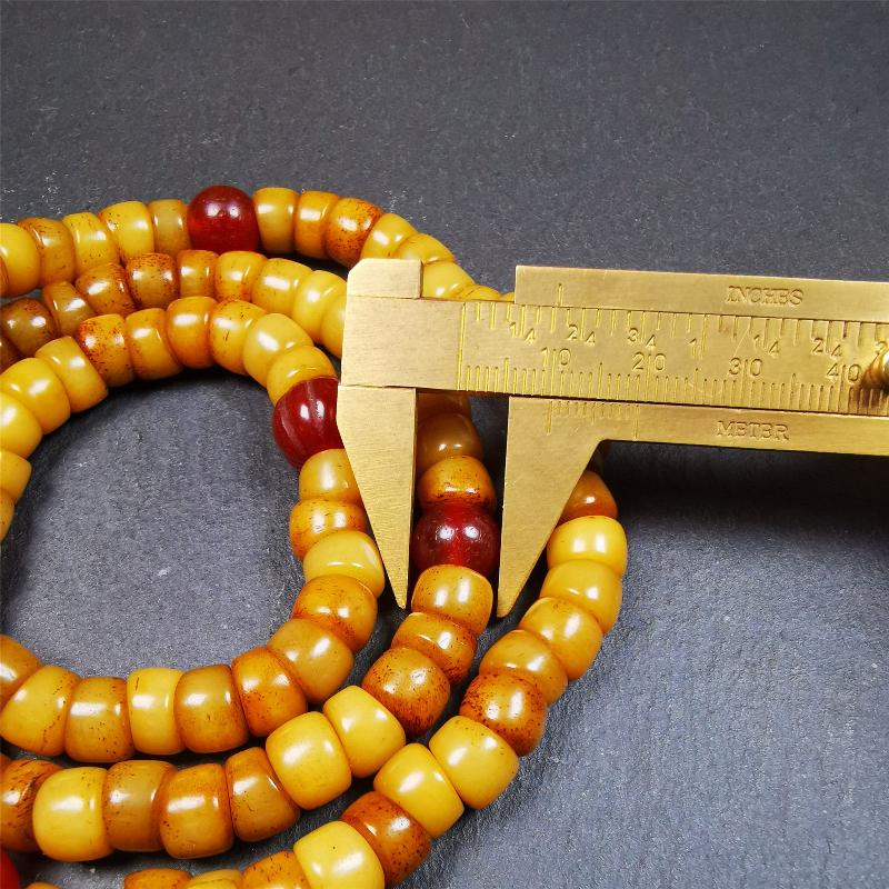 This yak bone mala was handmade from tibetan crafts man in Baiyu County,about 30 years old. It's composed of 108 pcs bevel cut 9mm bone beads,with agate beads,guru bead.
