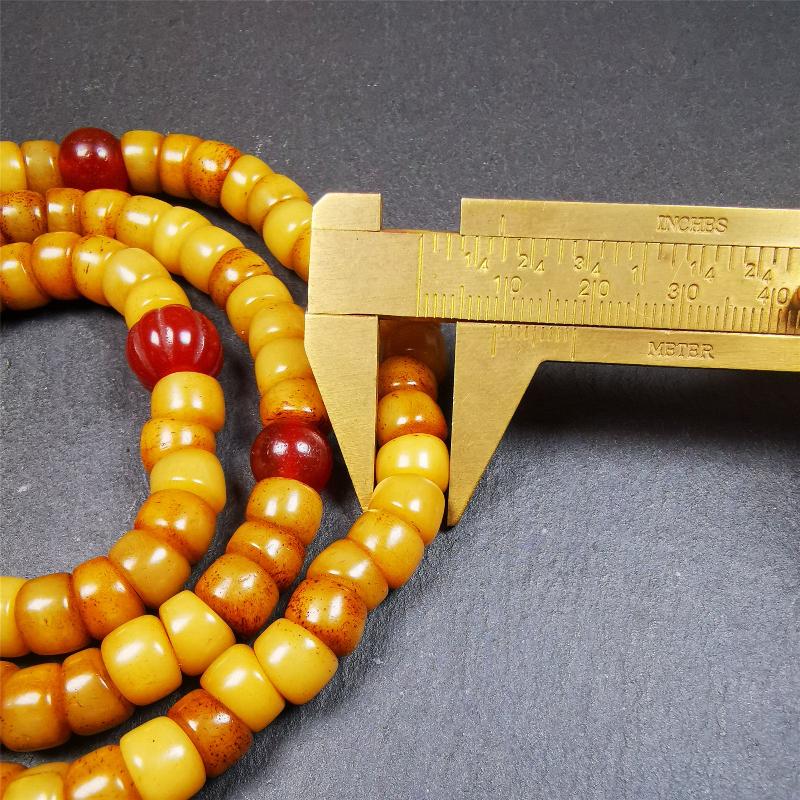This yak bone mala was handmade from tibetan crafts man in Baiyu County,about 30 years old. It's composed of 108 pcs bevel cut 9mm bone beads,with agate beads,guru bead.
