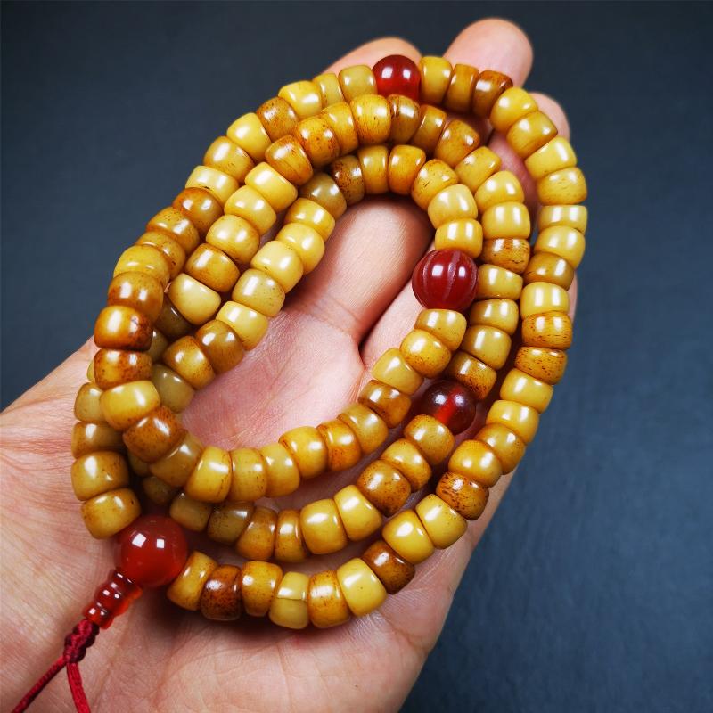 This yak bone mala was handmade from tibetan crafts man in Baiyu County,about 30 years old. It's composed of 108 pcs bevel cut 9mm bone beads,with agate beads,guru bead.