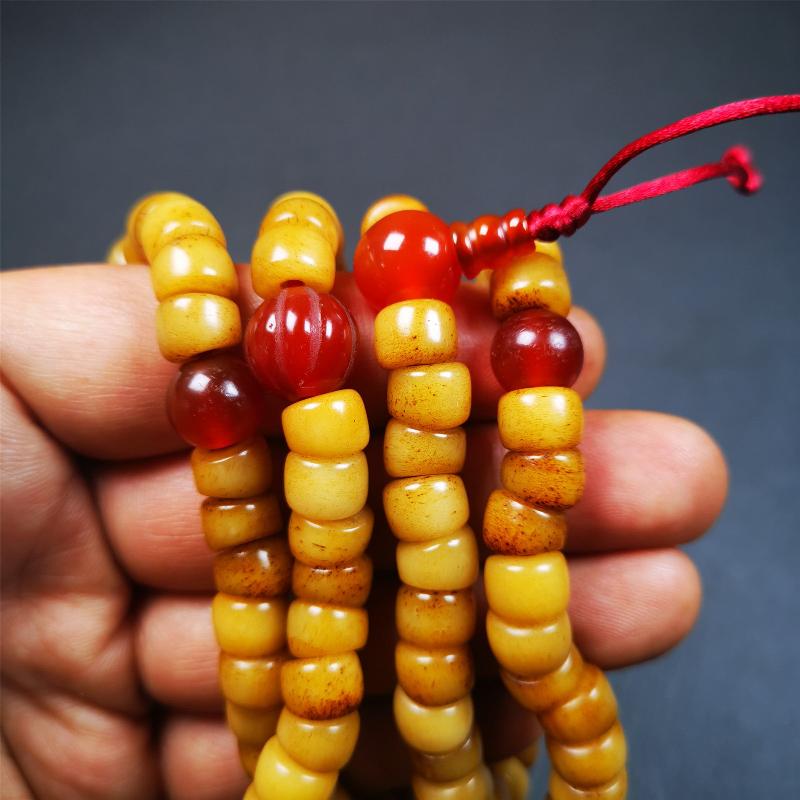 This yak bone mala was handmade from tibetan crafts man in Baiyu County,about 30 years old. It's composed of 108 pcs bevel cut 9mm bone beads,with agate beads,guru bead.