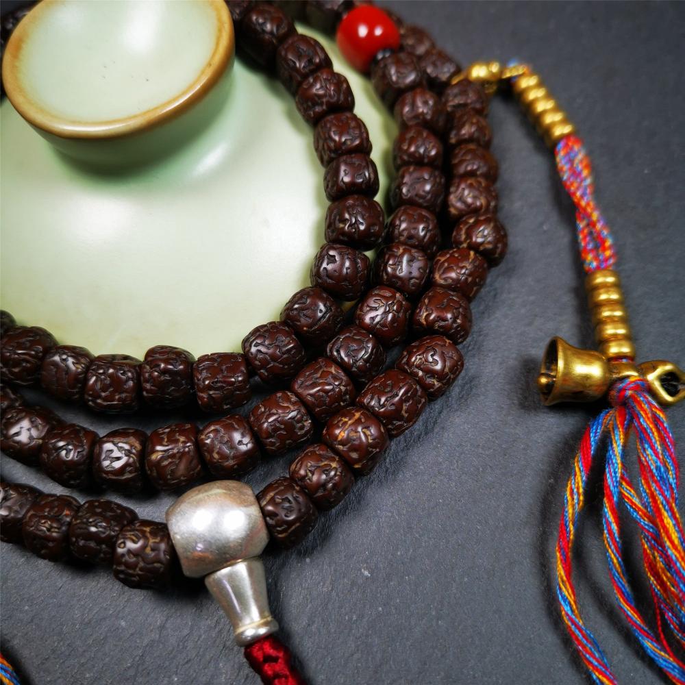 This old Rudraksha mala was handmade from tibetan crafts man in Baiyu County. It's composed of 108 pcs 8mm Rudraksha beads,with agate beads,1 pair of bead counters,and guru bead.