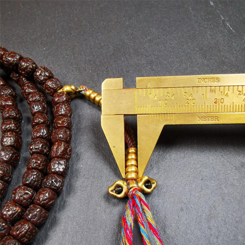 This old Rudraksha mala was handmade from tibetan crafts man in Baiyu County. It's composed of 108 pcs 8mm Rudraksha beads,with agate beads,1 pair of bead counters,and guru bead.