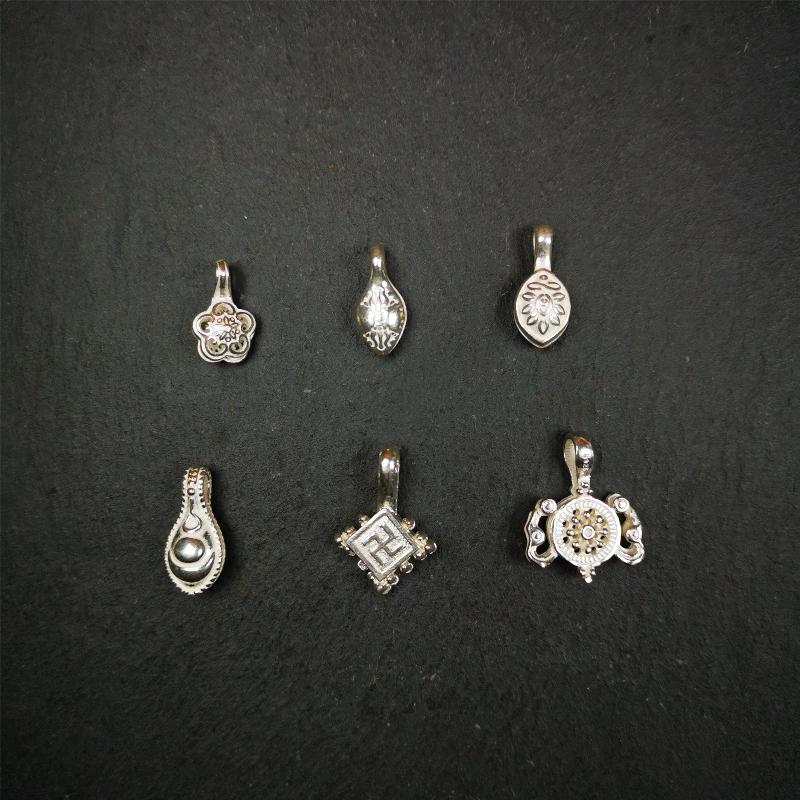 These bum counter clips are handmade by Tibetan craftsmen and come from Hepo Town, Baiyu County, the birthplace of the famous Tibetan handicrafts. Tibetan style counter used on malas/prayer beads to keep count of mantra recitation and accumulation. Recommended size, suitable for 8-15mm mala. The background reference is 8mm lotus seed mala.