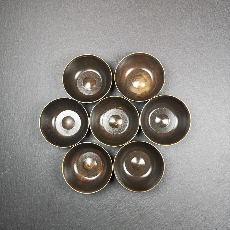 This set of tibetan water offering bowls are handmade by Tibetan craftsmen from Tibet. ABOUT Offering Bowls The most common type of offering on Tibetan Buddhist shrines are made with seven water offering bowls — called “yonchap” in Tibetan.