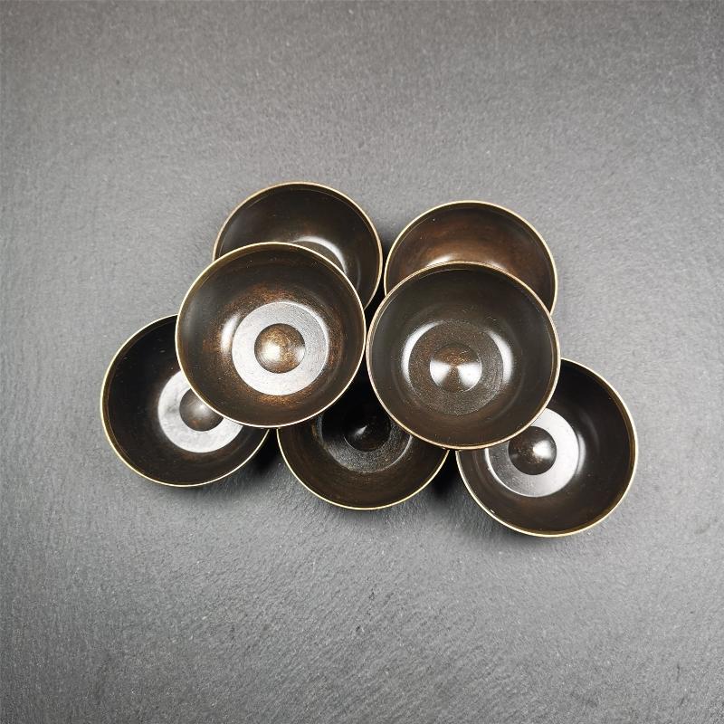 This set of tibetan water offering bowls are handmade by Tibetan craftsmen from Tibet. ABOUT Offering Bowls The most common type of offering on Tibetan Buddhist shrines are made with seven water offering bowls — called “yonchap” in Tibetan.