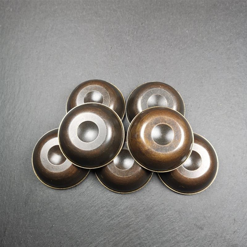 This set of tibetan water offering bowls are handmade by Tibetan craftsmen from Tibet. ABOUT Offering Bowls The most common type of offering on Tibetan Buddhist shrines are made with seven water offering bowls — called “yonchap” in Tibetan.