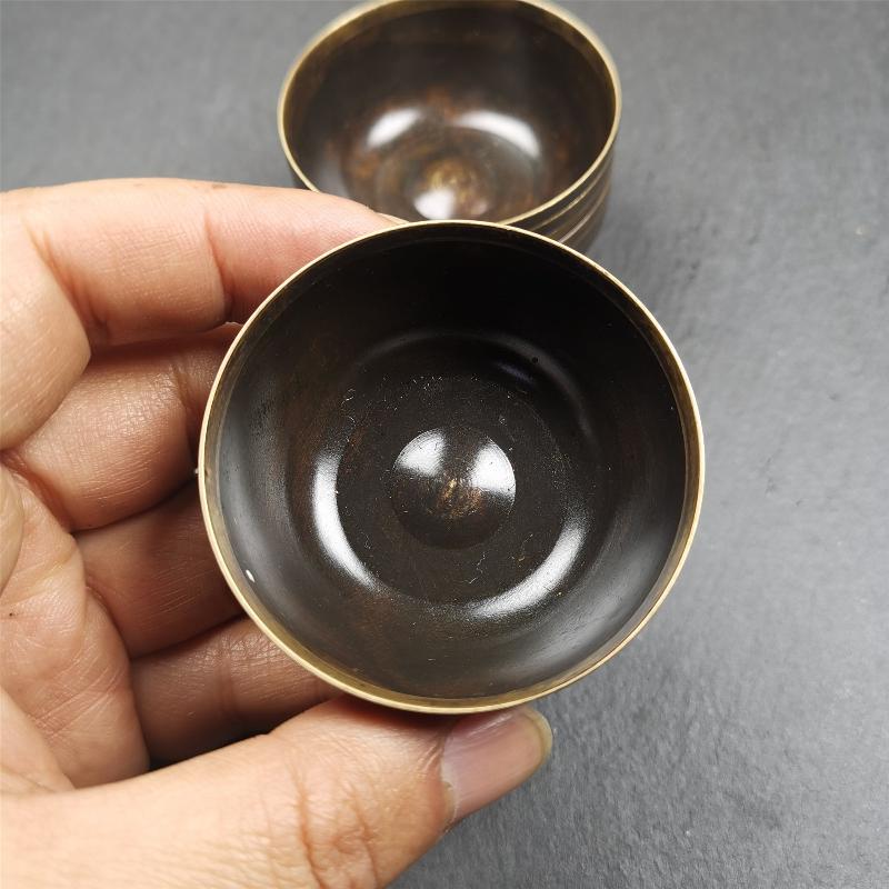 This set of tibetan water offering bowls are handmade by Tibetan craftsmen from Tibet. ABOUT Offering Bowls The most common type of offering on Tibetan Buddhist shrines are made with seven water offering bowls — called “yonchap” in Tibetan.