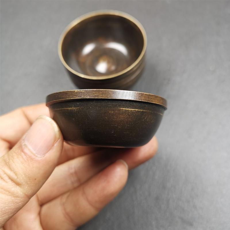 This set of tibetan water offering bowls are handmade by Tibetan craftsmen from Tibet. ABOUT Offering Bowls The most common type of offering on Tibetan Buddhist shrines are made with seven water offering bowls — called “yonchap” in Tibetan.
