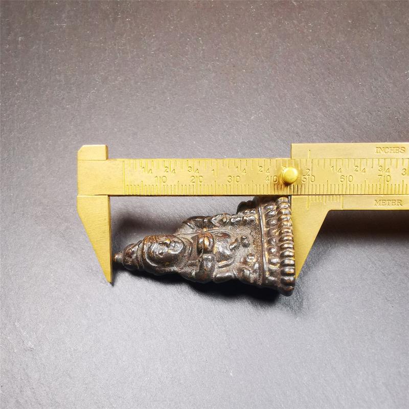 This Yellow Jambhala(Dzambhala) statue was collected from Goinqên goinba Monastery,Dege Tibet,handmade thokcha pendant 80 years ago. It's made of brass,brown color,1.97 inches height and 1.38 inches width.