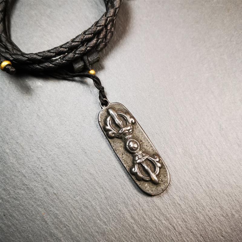 This unique Vajra pendant are collected from Yaqing Monastery,handmade of copper. It has a vajra on the front and the OM mantra of Tibetan Buddhism and the eight treasures tribute on the back. You can make them into necklace, or keychain.