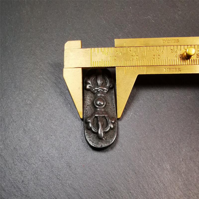 This unique Vajra pendant are collected from Yaqing Monastery,handmade of copper. It has a vajra on the front and the OM mantra of Tibetan Buddhism and the eight treasures tribute on the back. You can make them into necklace, or keychain.