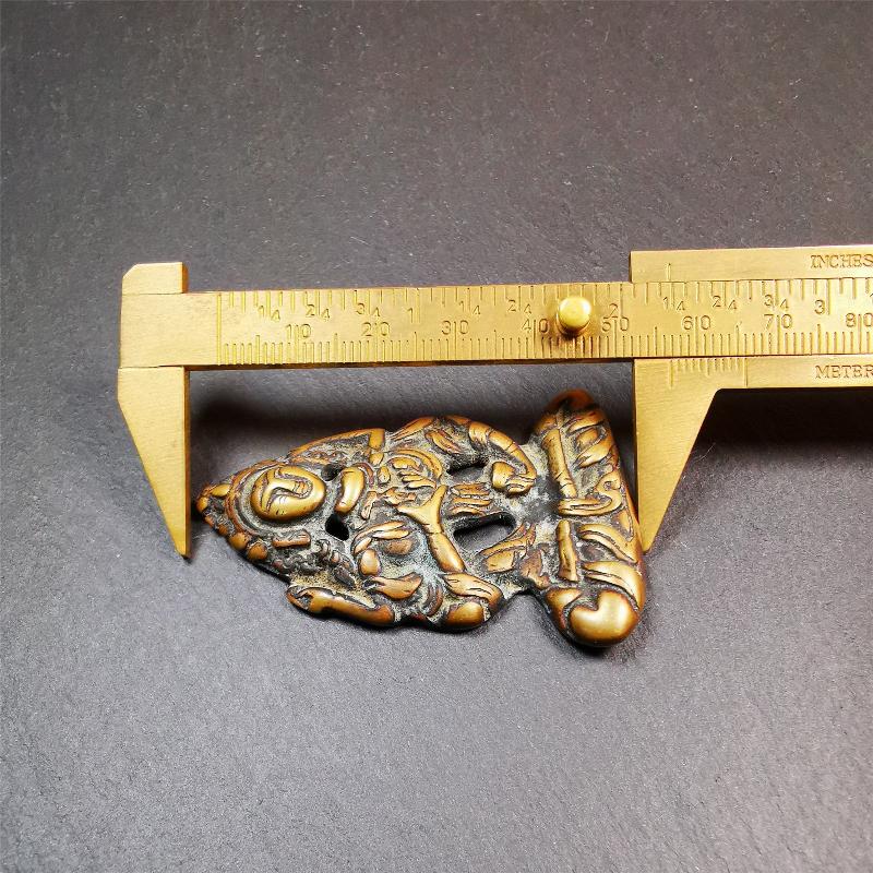 This Vajrasattva statue was collected from Derge,Tibet. It's a badge or pendant,made of copper,brown color, size is 2.24" × 1.57". You can make it into a necklace,or bag hanging