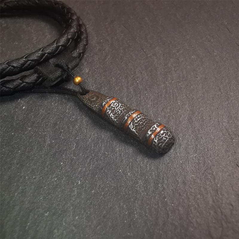 This unique Ladder pendant is made by Tibetan craftsmen. It is made of cold iron and copper, black color,the shape is Tibetan Ladder of Heaven,length is 32mm. You can make it into a pendant,keychain, or just put it on your desk,as an ornament.