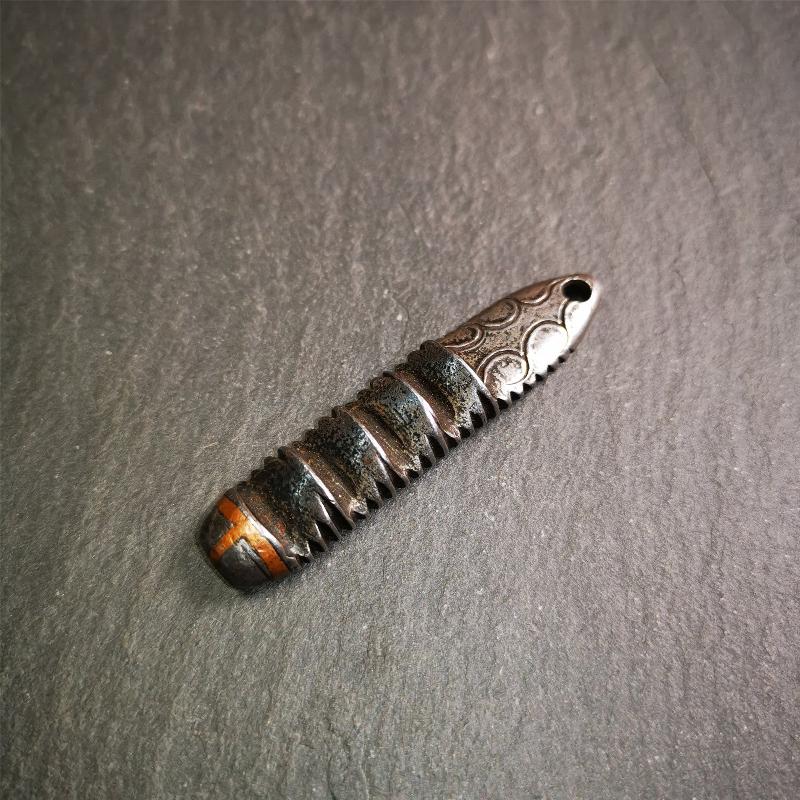This unique Ladder pendant is made by Tibetan craftsmen in Hepo Township, Baiyu County. It is made of cold iron and copper, black color,the shape is Tibetan Ladder of Heaven,length is 60mm. You can make it into a pendant,keychain, or just put it on your desk,as an ornament.
