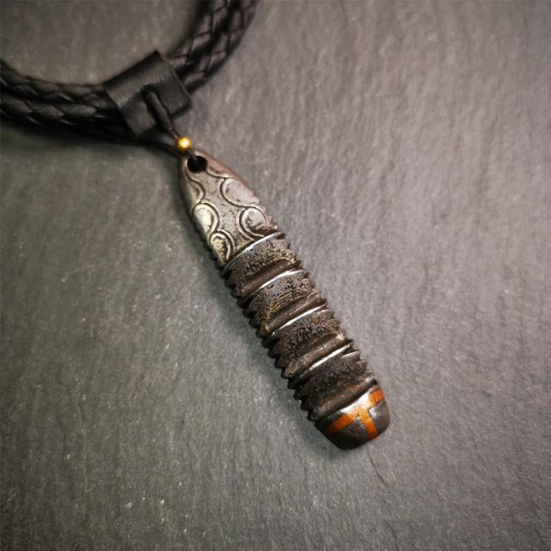 This unique Ladder pendant is made by Tibetan craftsmen in Hepo Township, Baiyu County. It is made of cold iron and copper, black color,the shape is Tibetan Ladder of Heaven,length is 60mm. You can make it into a pendant,keychain, or just put it on your desk,as an ornament.